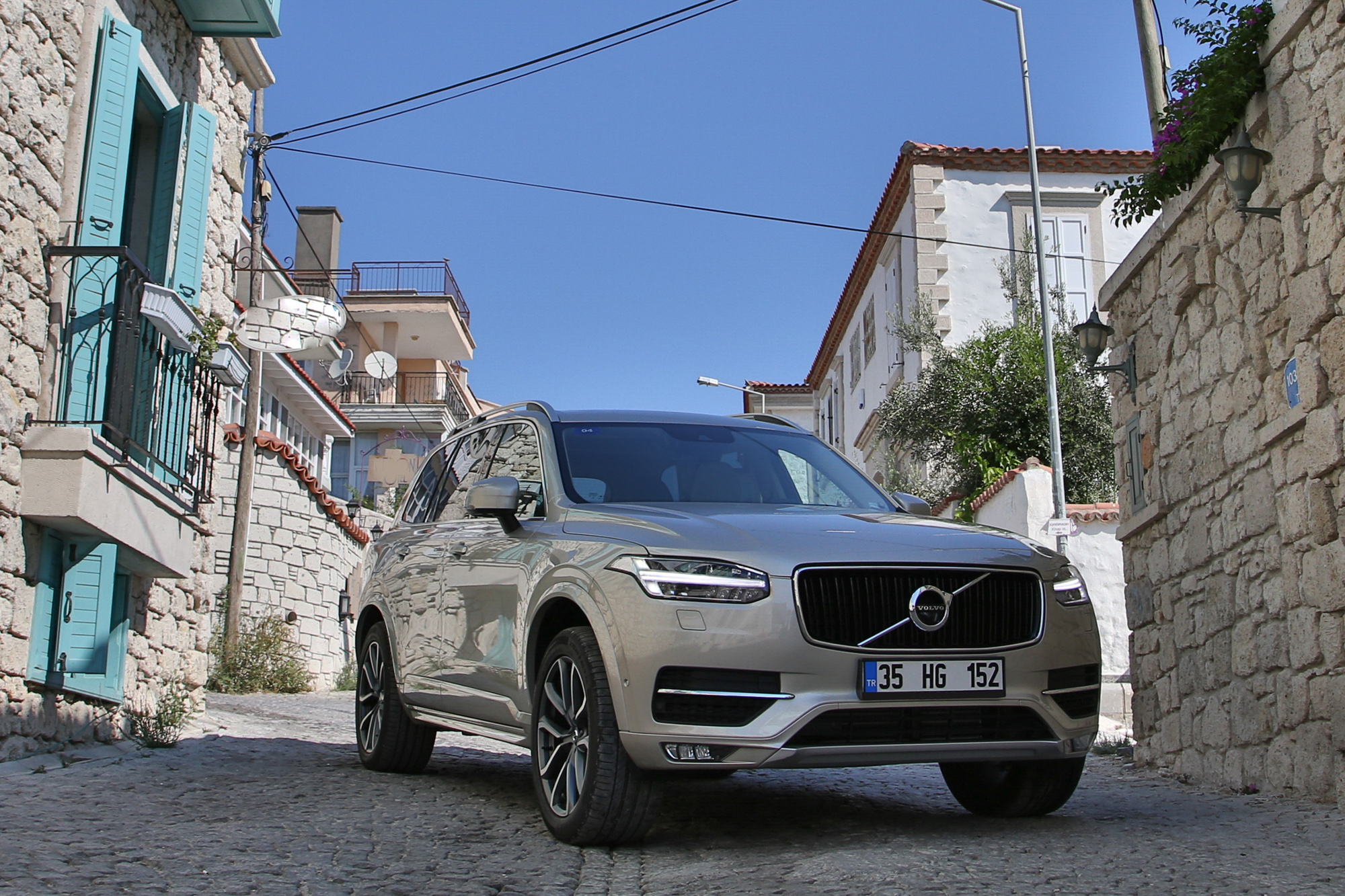Yeni Volvo XC90 kaç liradan satışa sunuldu?