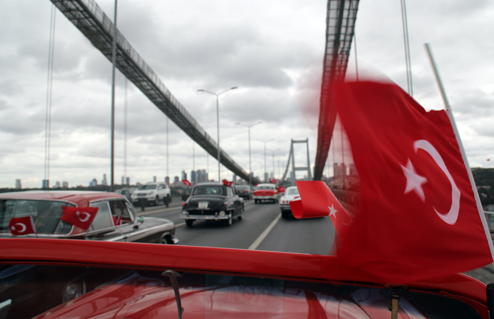 Köprüde Cumhuriyet konvoyu