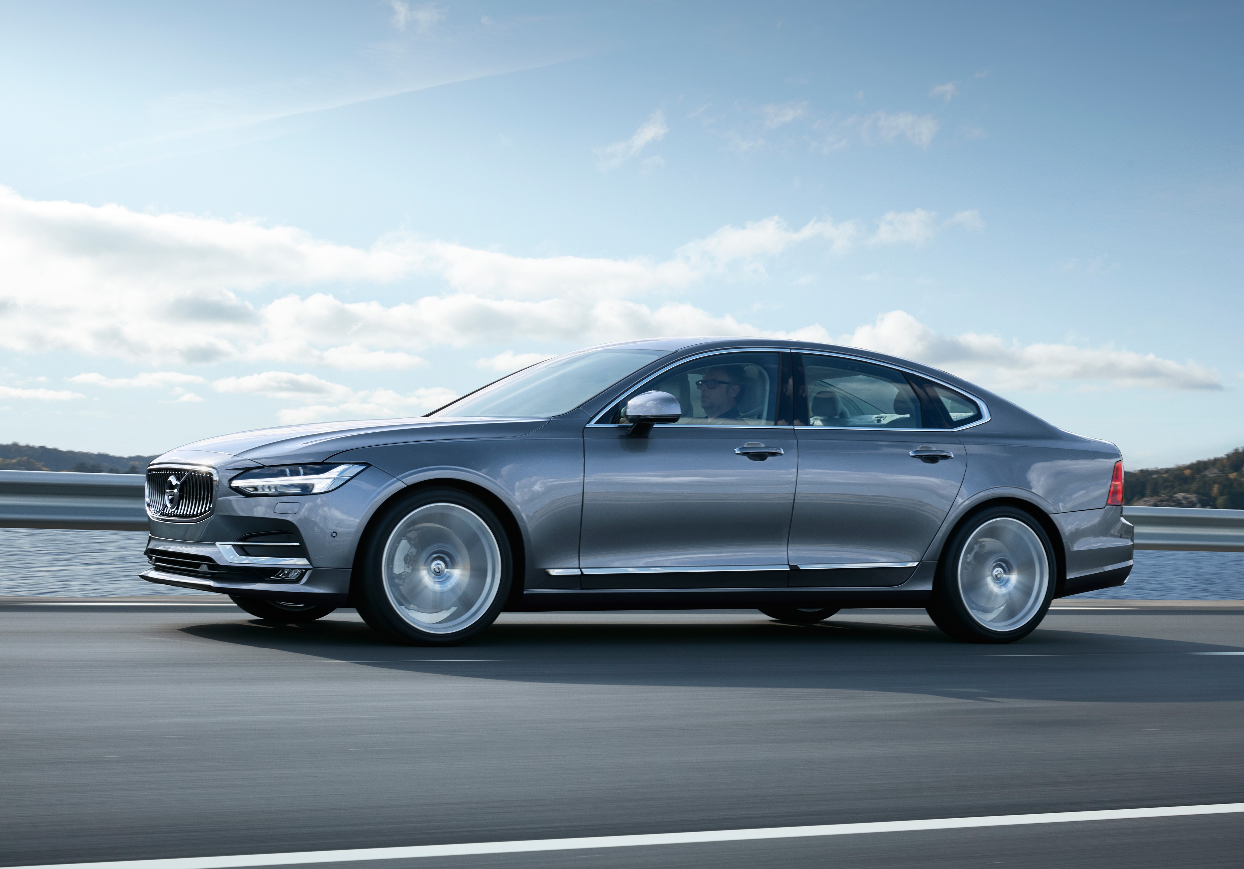 Yeni Volvo S90, premium sınıfta dengeleri değiştirecek