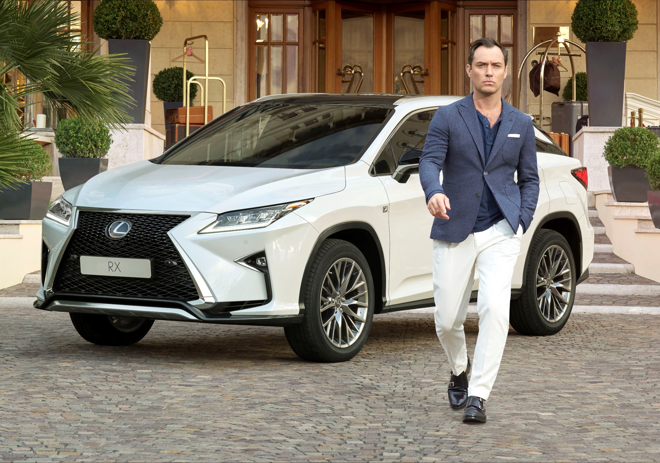Yeni Lexus RX'in yeni reklam yüzü Jude Law oldu