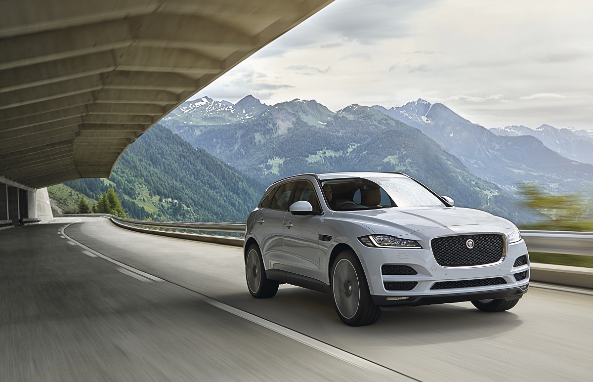 Jaguar F-Pace 10 yaş gençleştiriyor