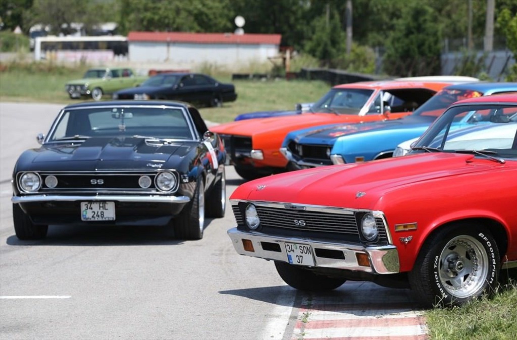 Klasik otomobil tutkunları Körfez Pisti'nde buluştu