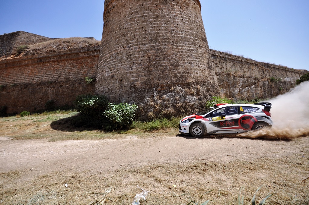 Kuzey Kıbrıs Rallisi'nde bir saniye fakla ikincilik