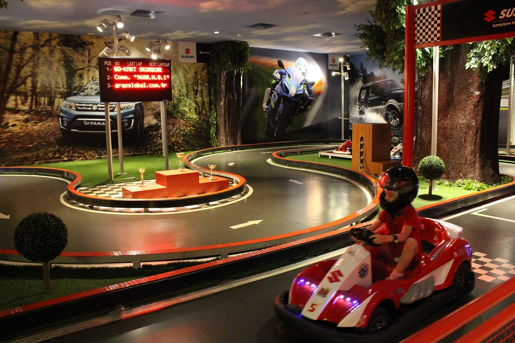 Çocuklar, Suzuki ile otomobil kullanmayı öğreniyor