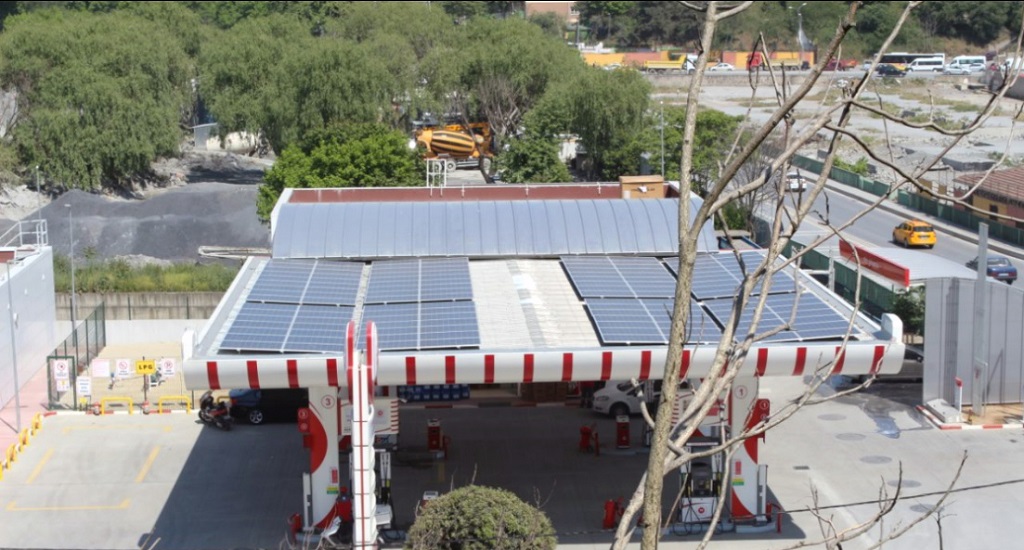 Güneş enerjisi ile depolanan otomobil şarj istasyonu