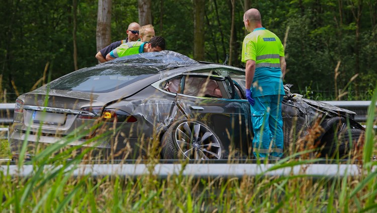 Yaşamını yitiren Tesla sürücüsü nereye bakıyordu?