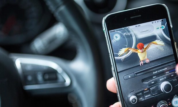 Pokemon Go oynarken polis aracına çarptı