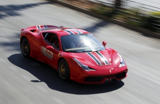 Beirut caddelerinde süper otomobiller yarıştı