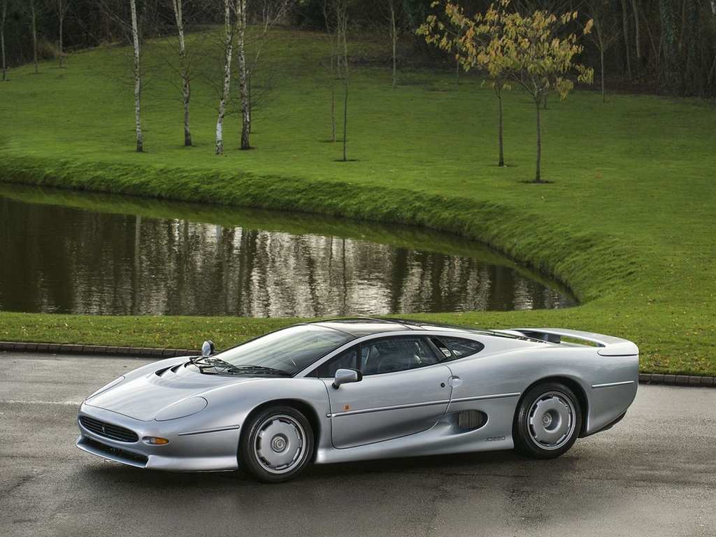 Efsane model Jaguar XJ220'ye özel lastik