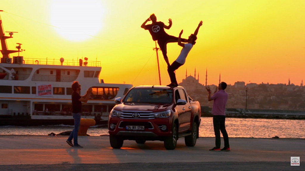 Toyota Hilux'tan Parkour gösterisi