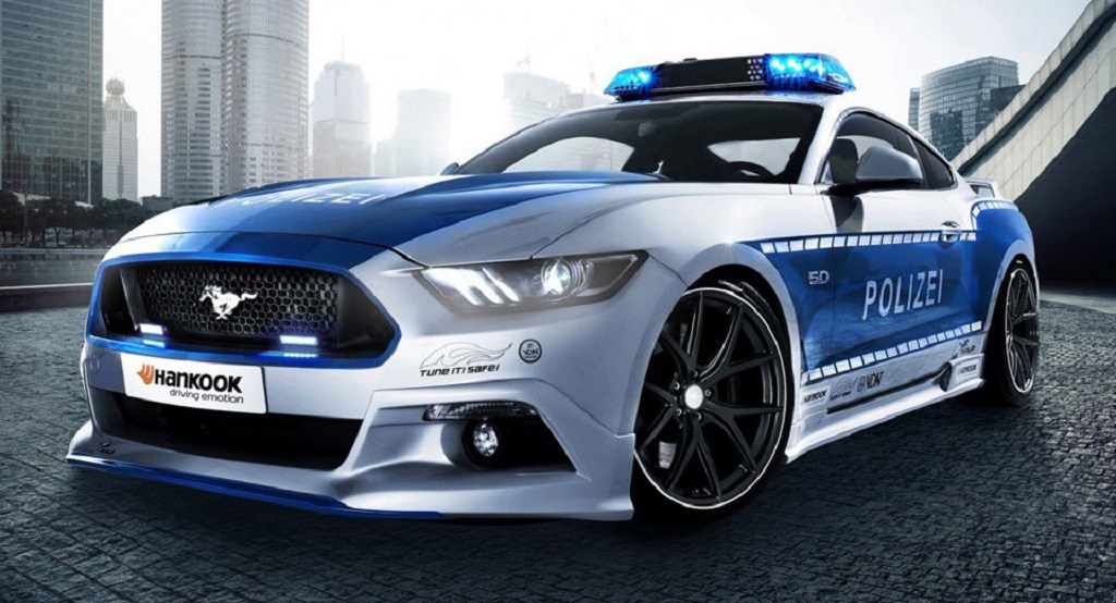 Ford Mustag GT polis çakarlarını taktı