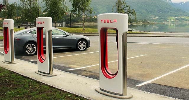 Tesla, sınırsız bedava süperşarj hediyesini uzatıyor