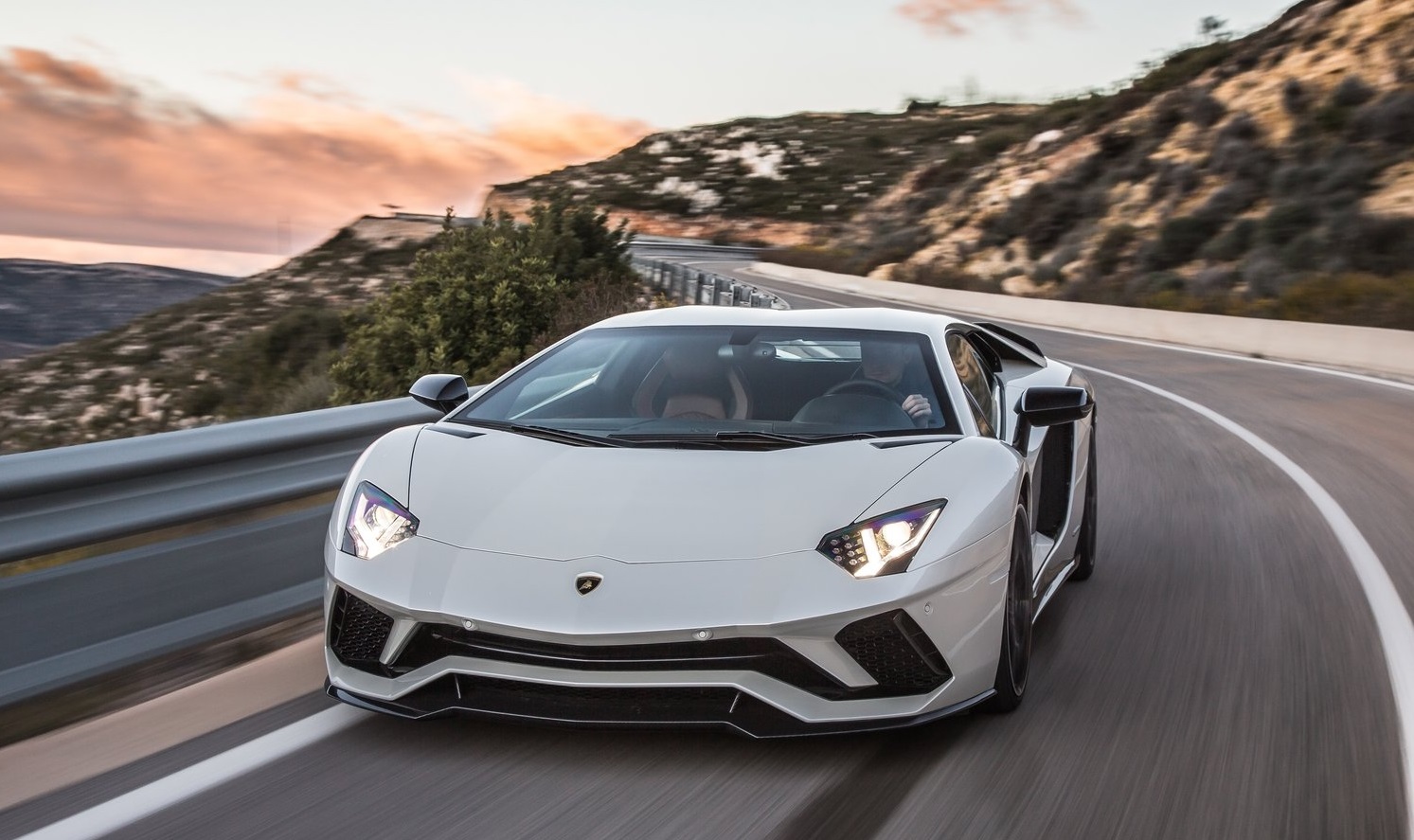 Lamborghini, atmosferikten vazgeçmiyor.