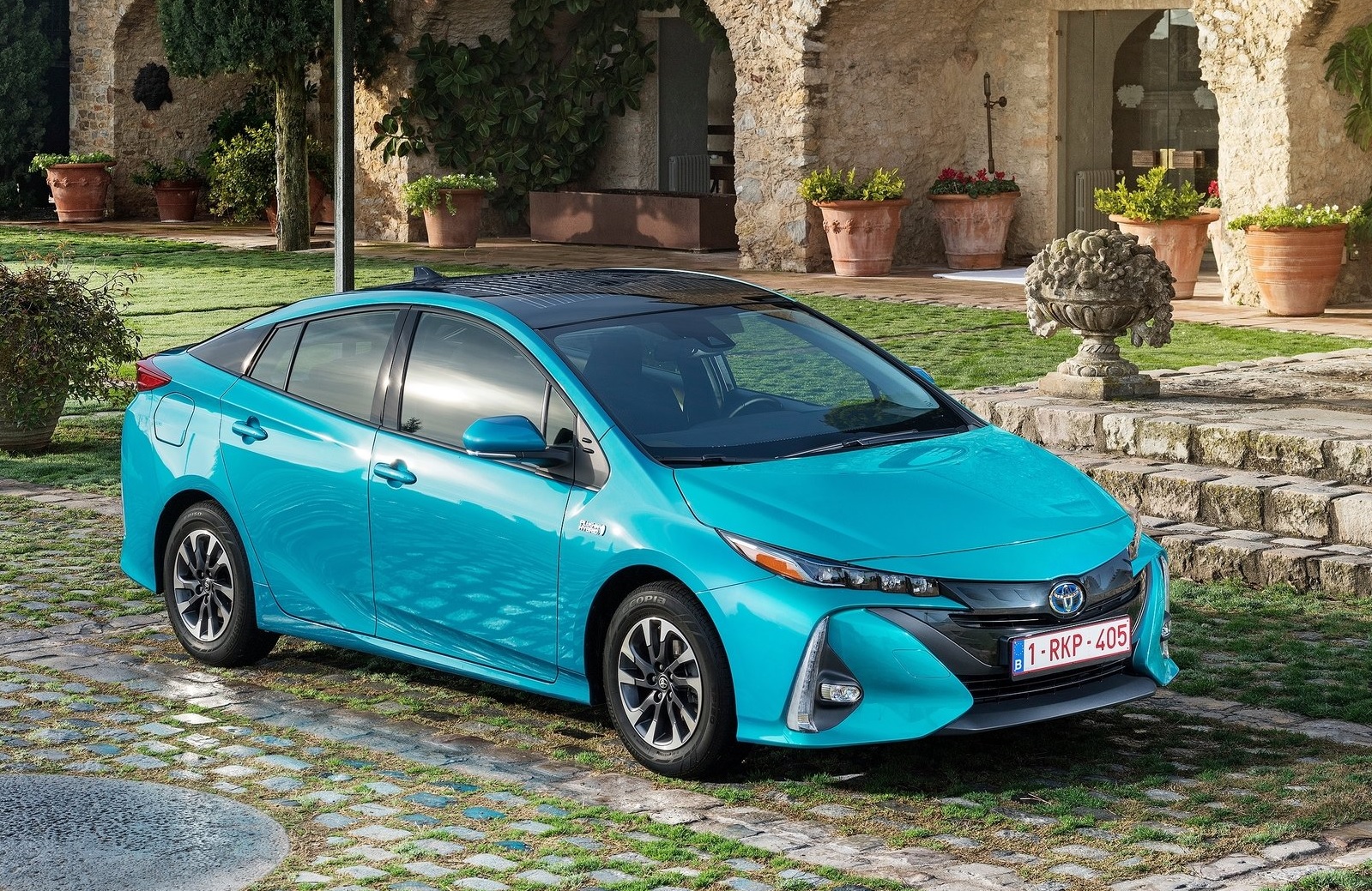 Toyota'dan yeni Prius Plug-in Hybrid.