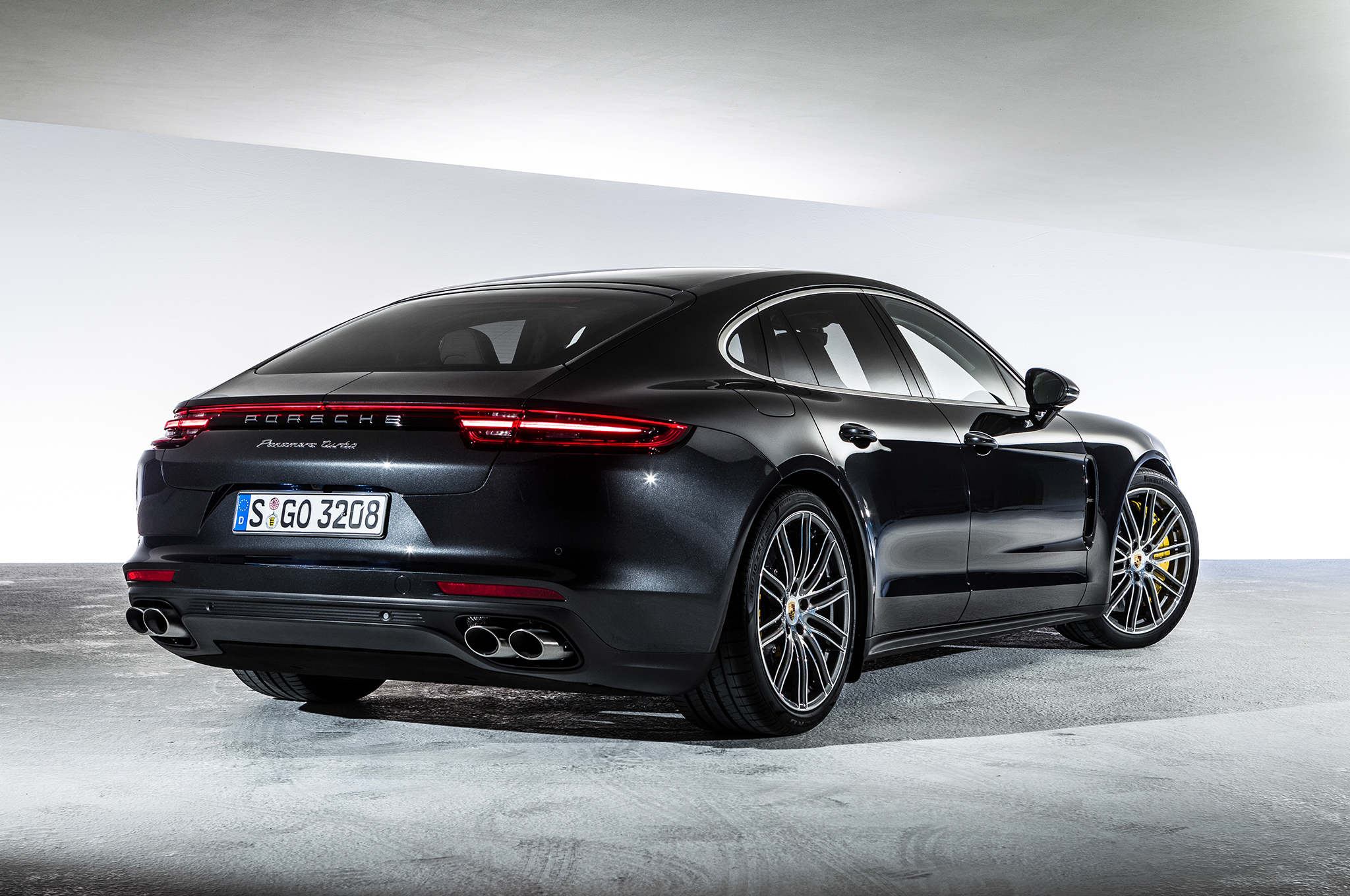 Porsche Panamera'nın lastikleri Goodyear'dan.