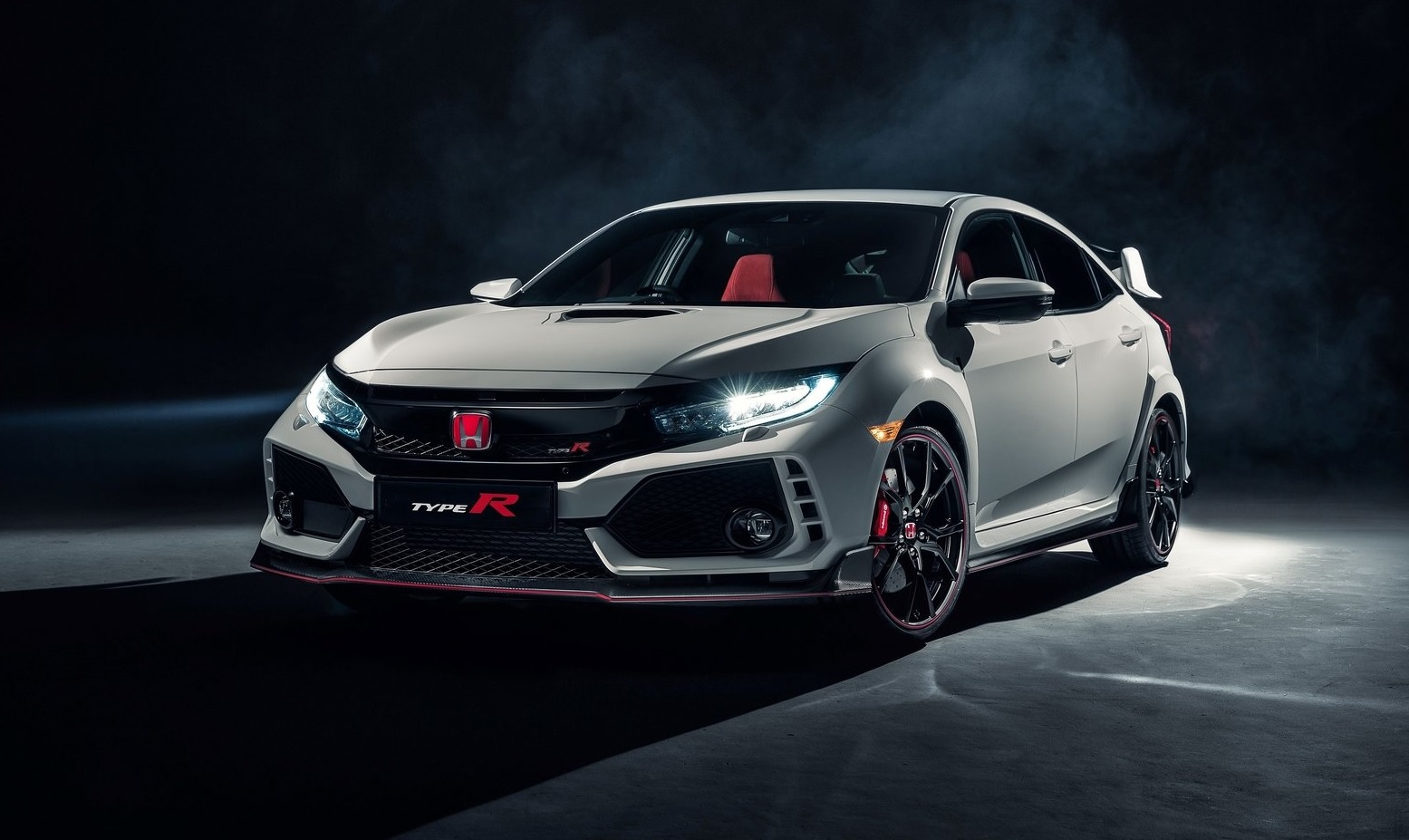 Yeni Type R perdelerini kaldırdı
