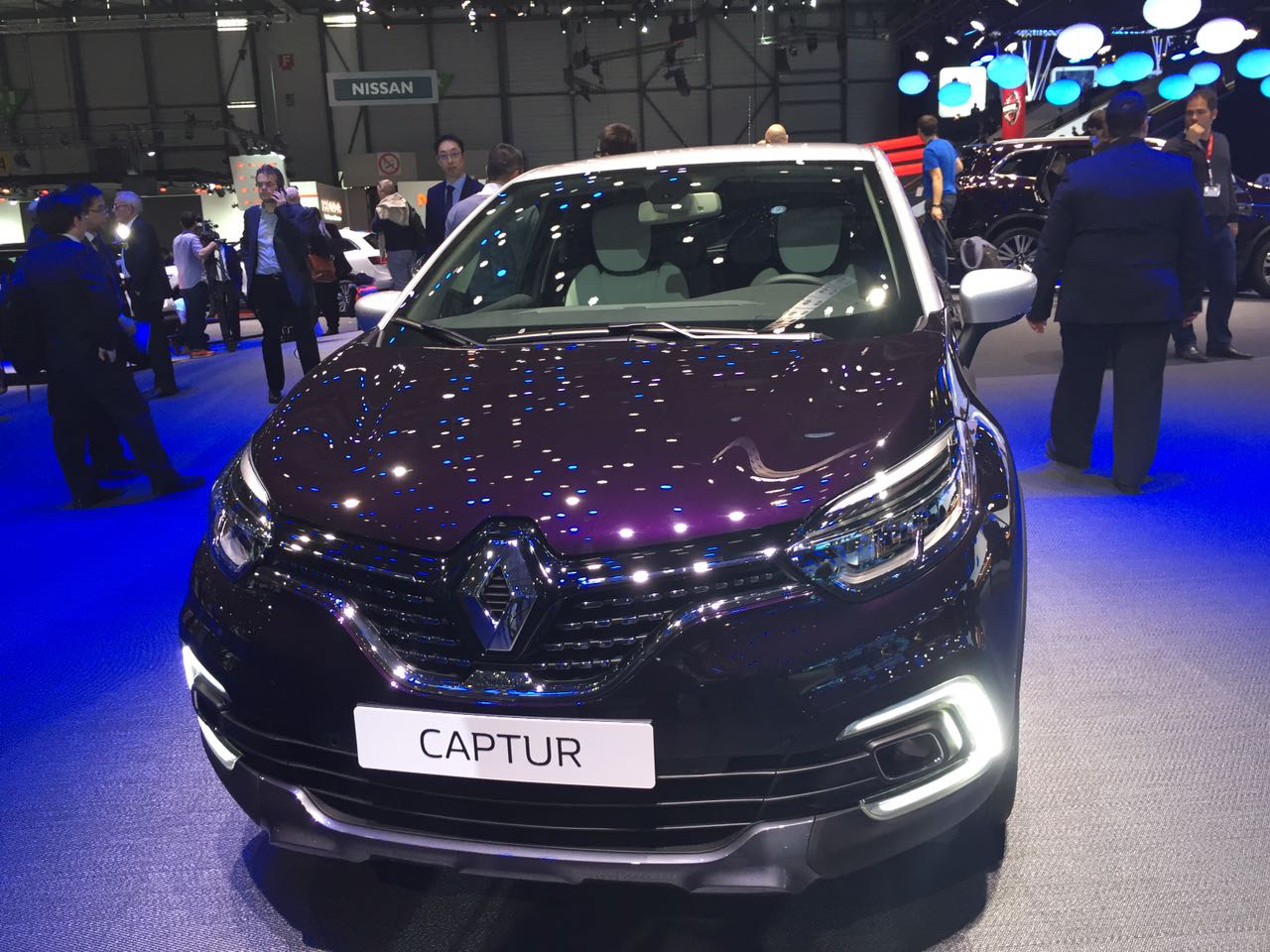 RENAULT’DAN İKİ DÜNYA PRÖMİYERİ :  Konsept ZOE e-Sport ve Yeni Captur