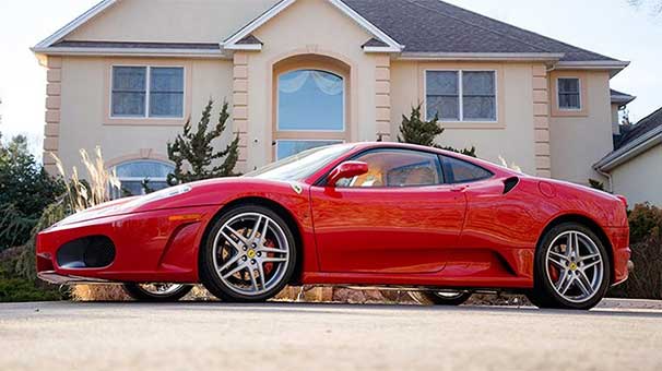 Trum'ın Ferrari'si rekor fiyata satıldı!