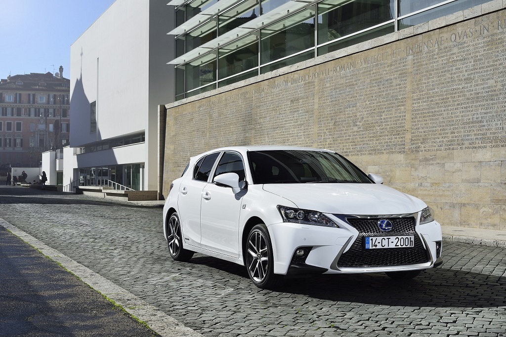 Lexus CT200h İstanbul Autoshow'da sergilenecek