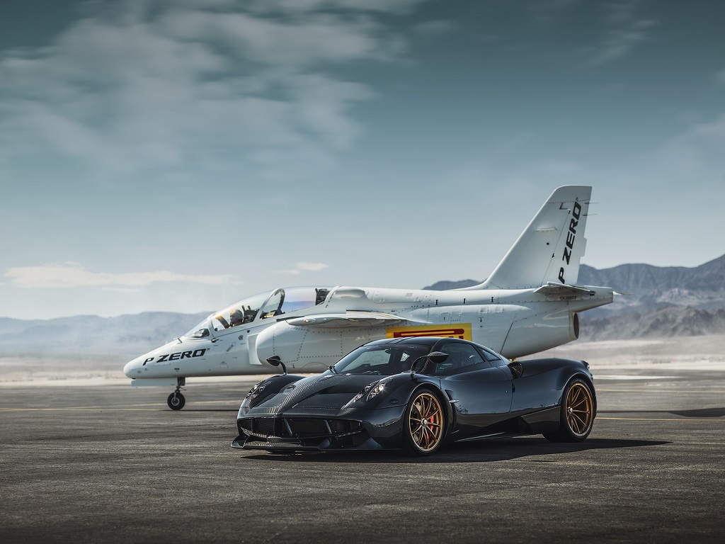 Pagani Huayra Pirelli lastikleriyle jet uçağına karşı
