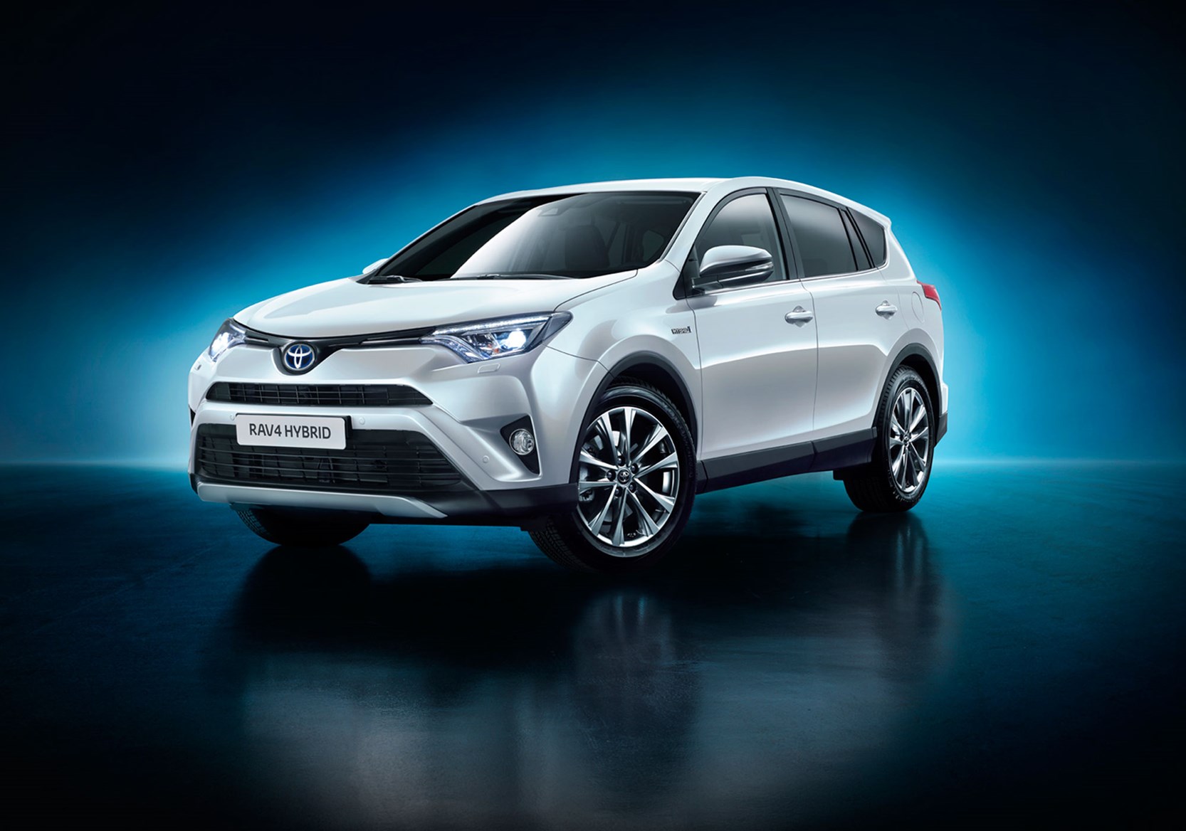 Toyota'nın yeni gözdesi RAV4 Hybrid yollarda