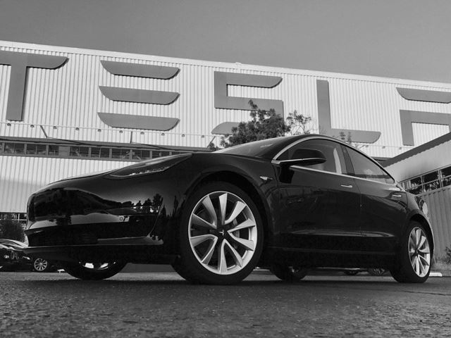 İlk Tesla Model 3 banttan indi!