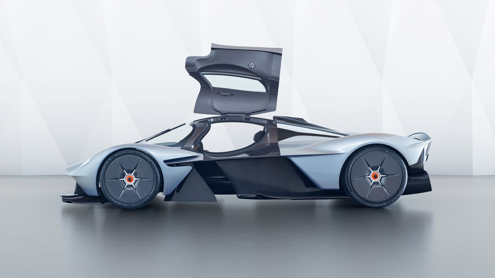 Aston Martin, Valkyrie ile ilgili yeni detaylar paylaştı