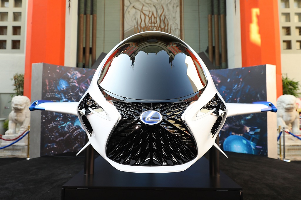 Lexus'un uzay aracı kırmızı halıda boy gösterdi