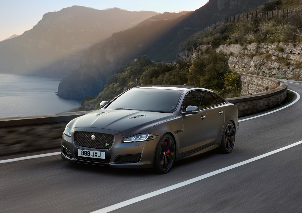 Jaguar, XJR575 modelini tanıttı