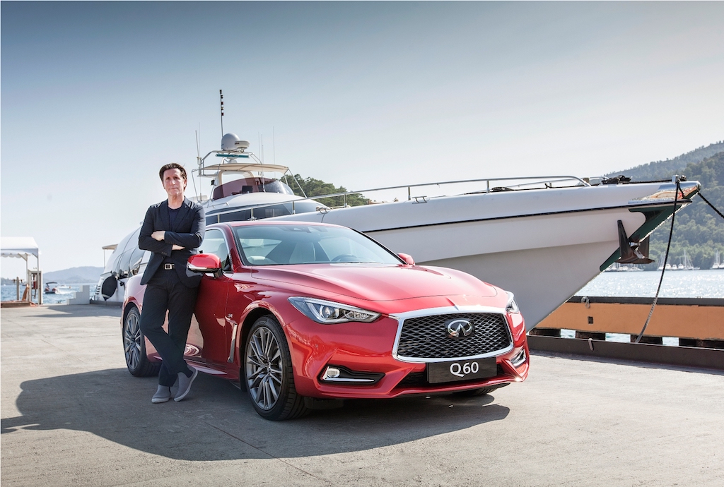 Yeni Infiniti Q60 ve tasarımcısı yan yana geldi