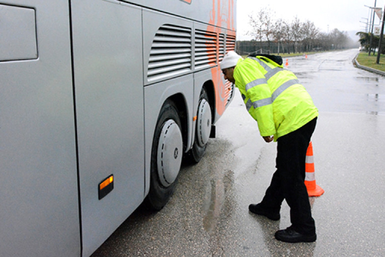 Kış lastiğini denetimi yolda