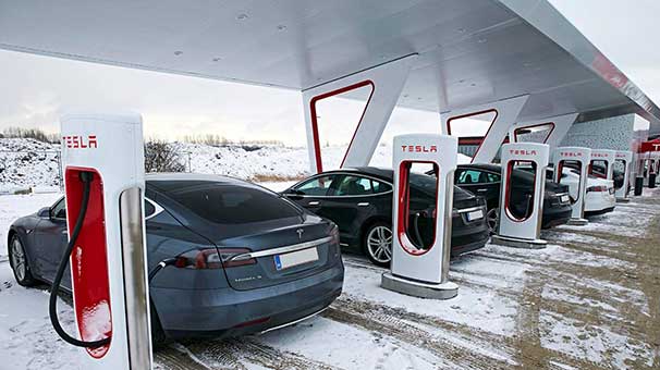 Tesla Avrupa'daki en büyük şarj istasyonunu kuruyor