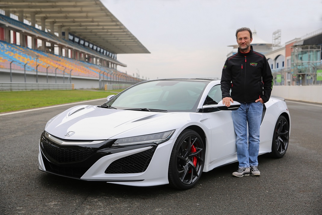 Honda'nın en hızlı otomobili NSX'in ilk Türk sahibi Vural Ak oldu