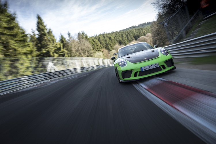 Porsche GT3 RS, Nürburgring'de tozu dumana kattı