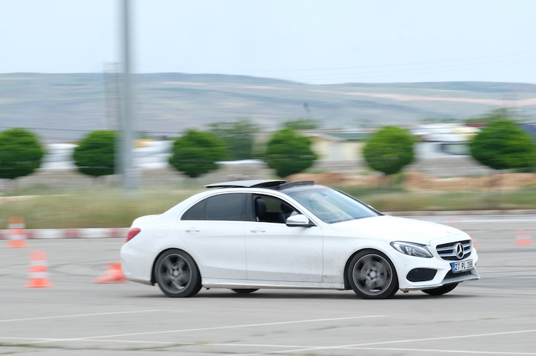 Mercedes güvenli sürüş eğitimlerine devam ediyor