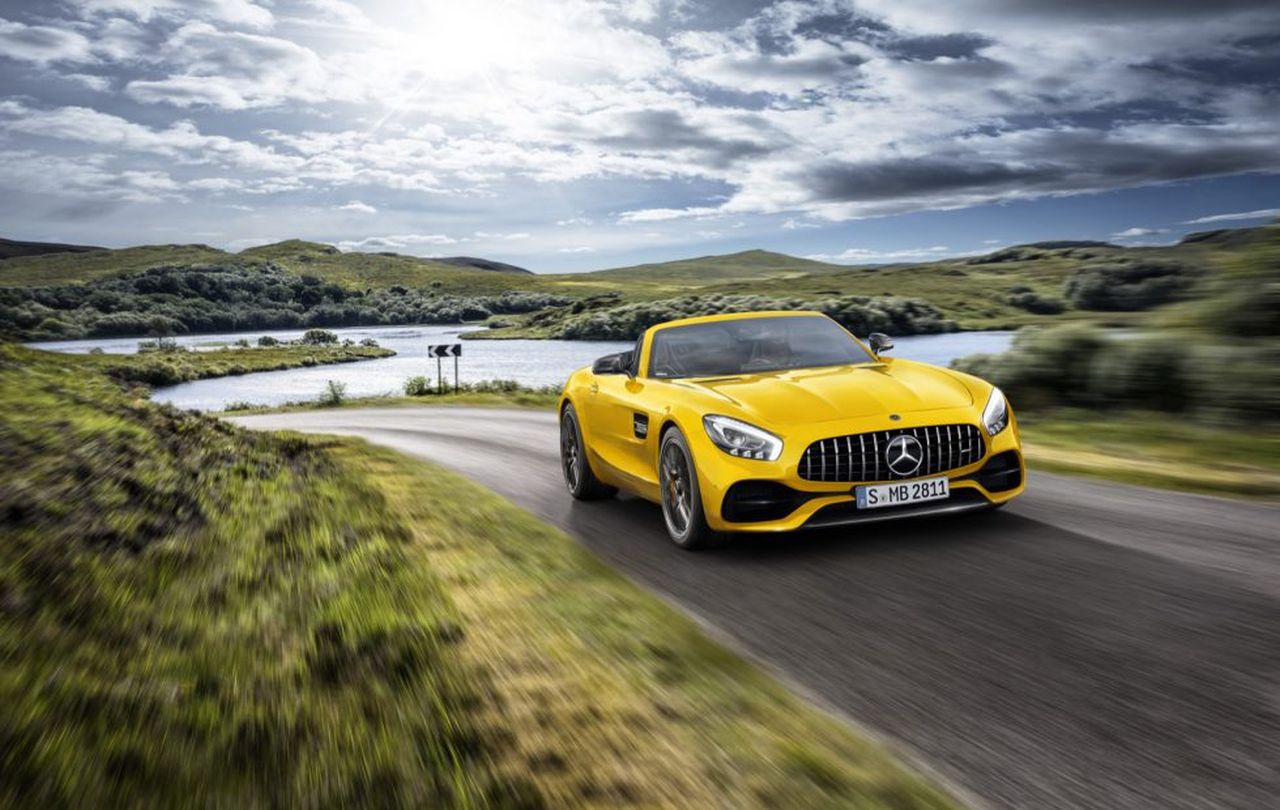 Mercedes-AMG GT S Roadster aileye katıldı