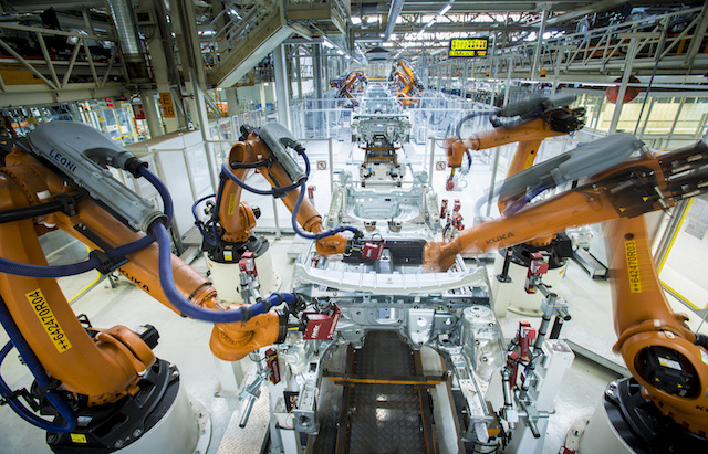 Seat üretim merkezinde robot dansı