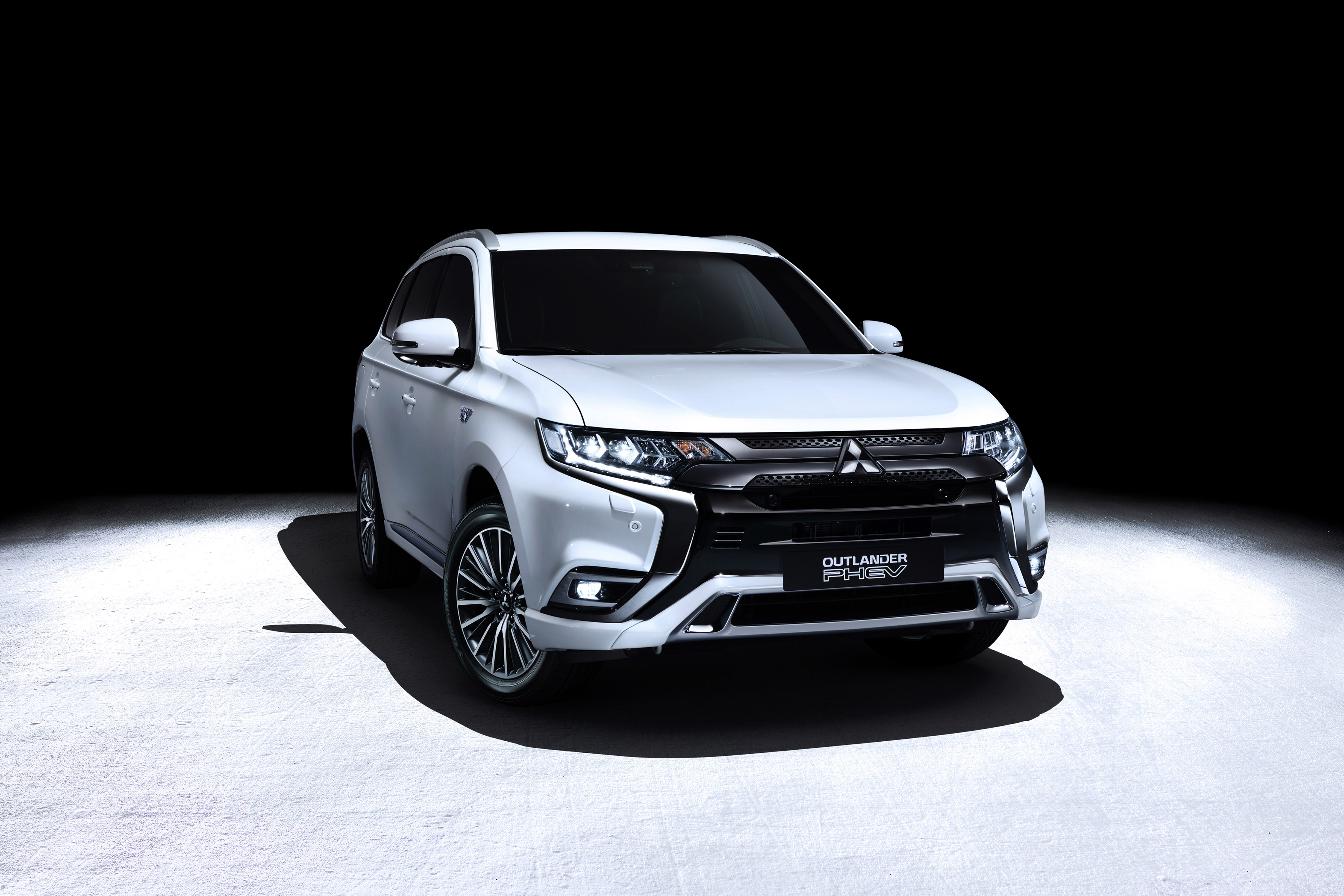 Yeni Outlander PHEV Avrupa'da görücüye çıktı
