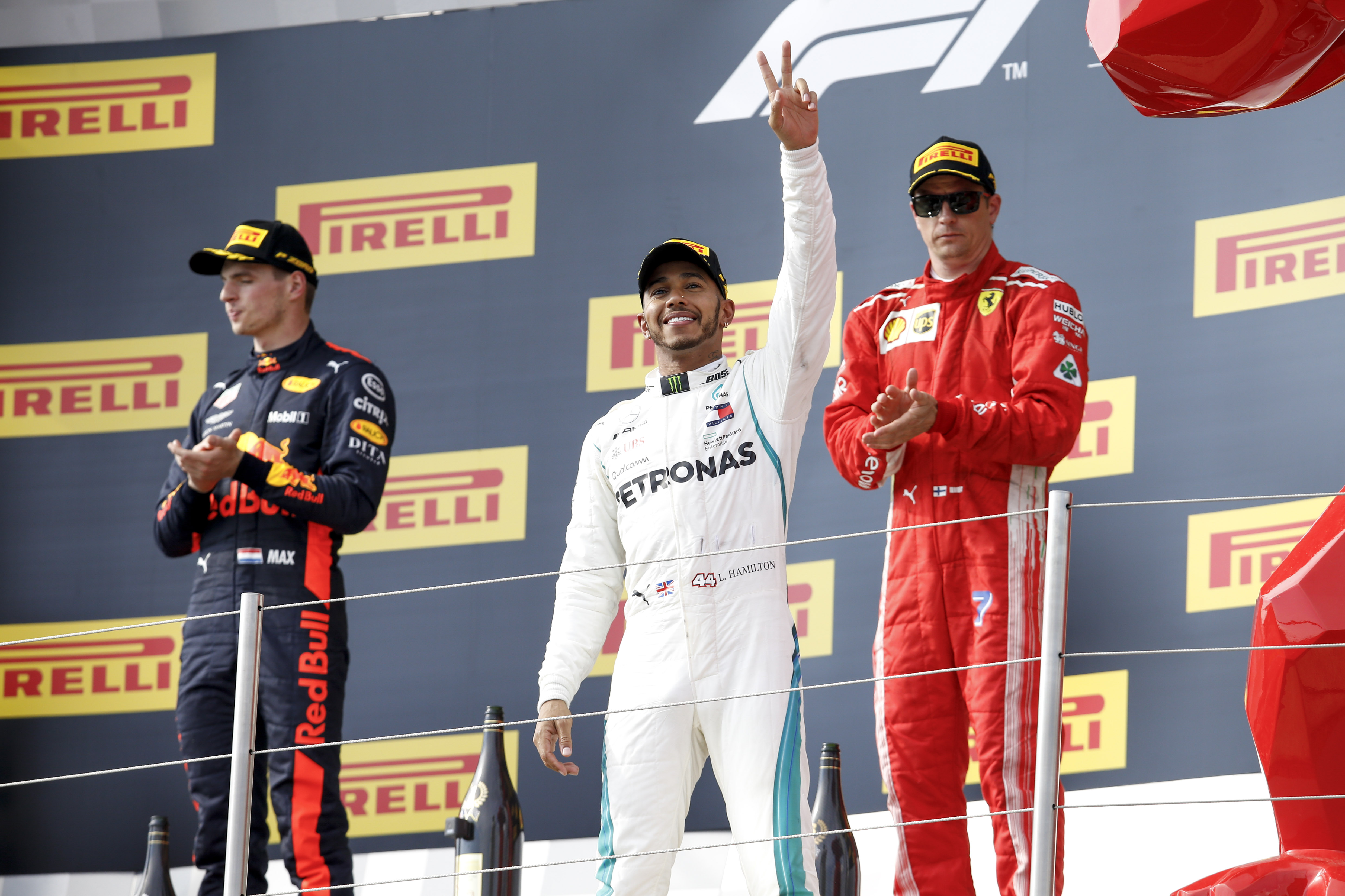 Lewis Hamilton Silver Arrows ile 44. galibiyetini aldı
