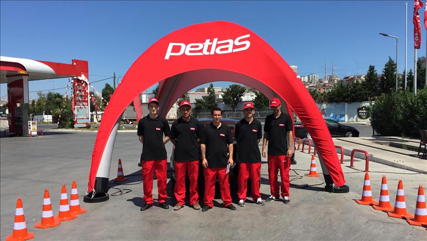 Petlas tatil rotalarında lastik kontrol istasyonları kurdu