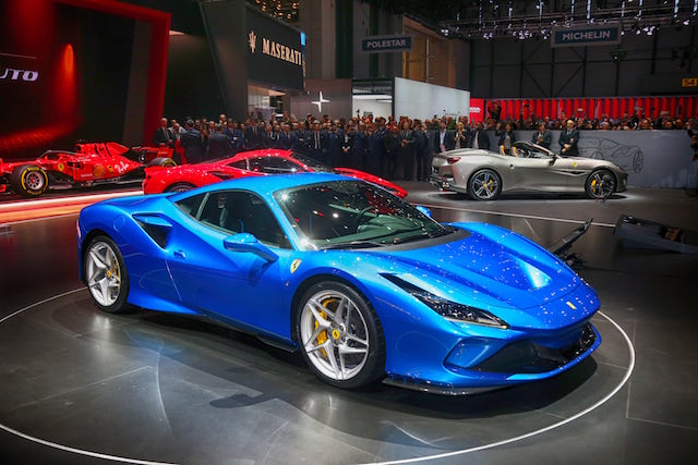 Yeni Ferrari F8 Tributo Cenevre'de örtüsünü kaldırdı