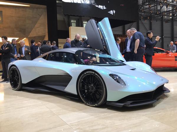 Aston Martin hiper otomobilleriyle Cenevre'de şov yaptı