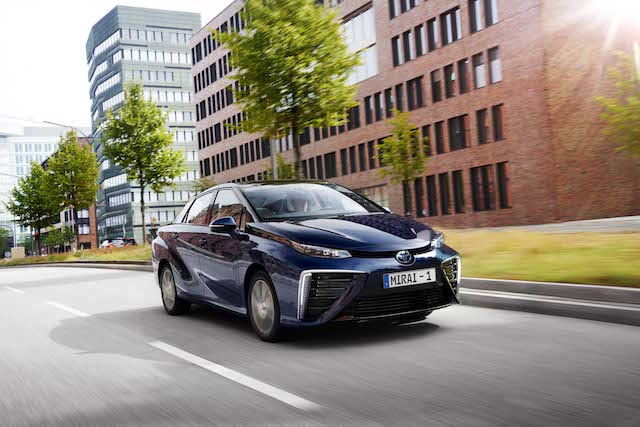 Paris'teki taksiler hidrojen yakıtlı Toyota Mirai oluyor