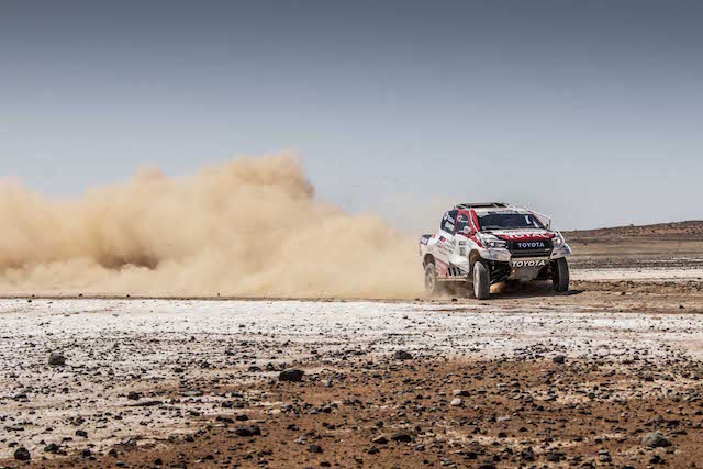 Fernando Alonso, Dakar şampiyonu Hilux'u test etti