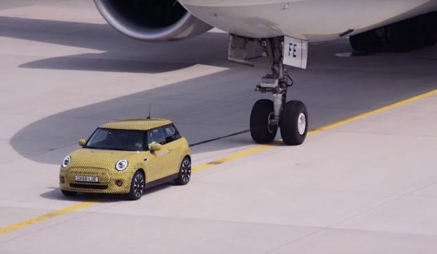 Elektrikli MINI’den uçak çekme gösterisi