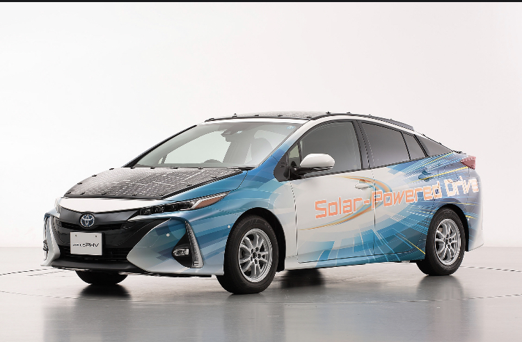 Toyota’nın güneş paneli teknolojisi araç dururken de şarj edecek
