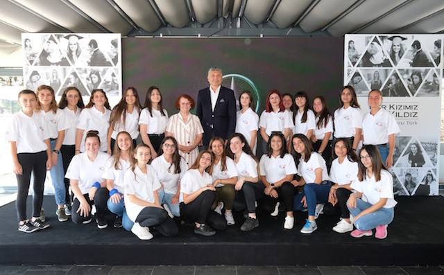Mercedes'ten 15 yılda 5 bin kız öğrenciye destek