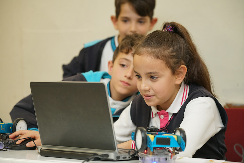 Tofaş'ın gönüllü eğitmenlerinden çocuklara kodlama eğitimi
