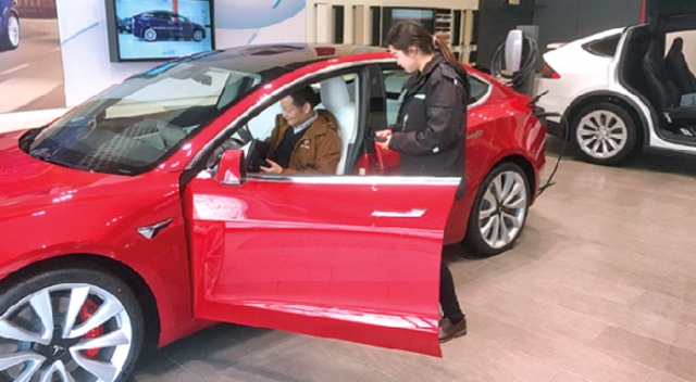 Çin'de otomobil bayileri kapılarını açtı