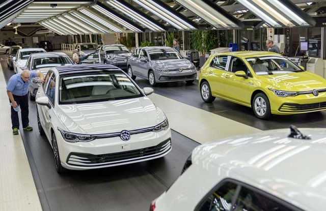 Volkswagen, Wolfsburg'taki fabrikasında üretime başladı!